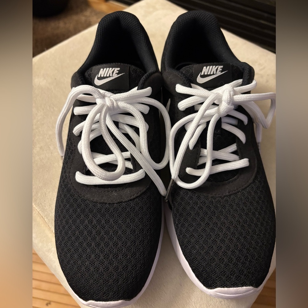 Nike shoes
Women’s size 7 - Picture 7 of 12
